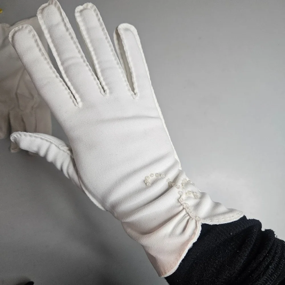 Vintage White Beaded Scalloped Wrist Length Formal Gloves Bridal Tea Party